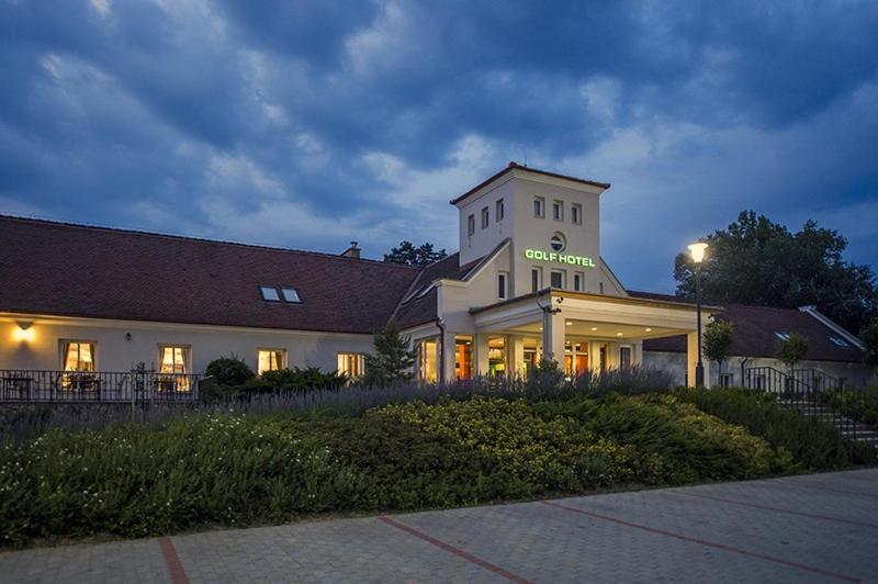 Old Lake Golf Hotel Tata Exterior photo